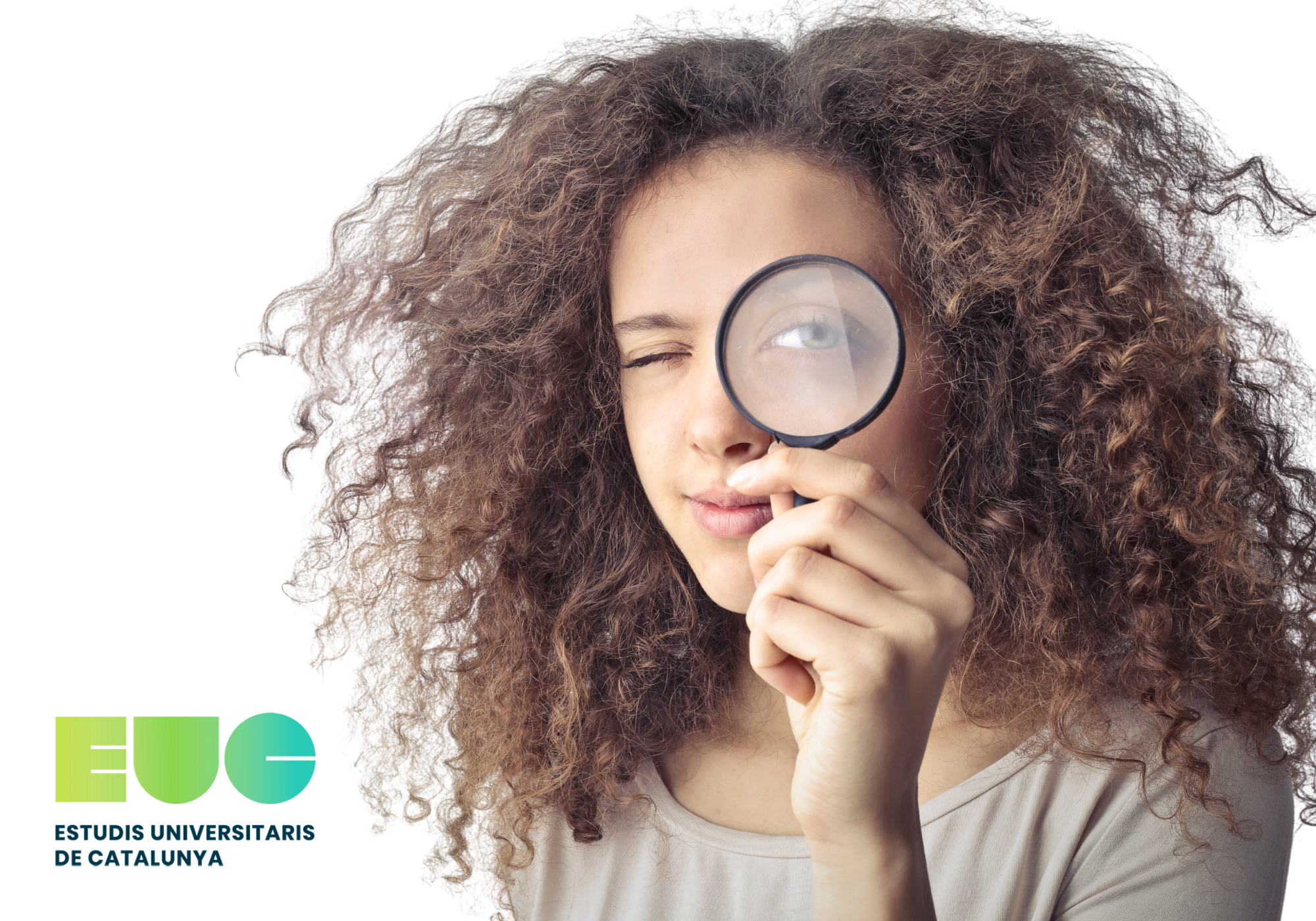 Mujer consultando un portátil i logo del portal EUC